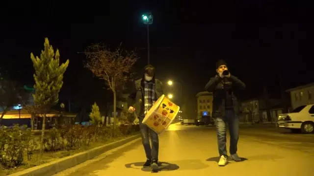77 yıllık geleneği davul zurna eşliğinde 'türkülerle' yaşatıyorlar 77 yıllık geleneği davul zurna eşliğinde 'türkülerle' yaşatıyorlar