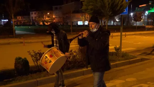 77 yıllık geleneği davul zurna eşliğinde 'türkülerle' yaşatıyorlar 77 yıllık geleneği davul zurna eşliğinde 'türkülerle' yaşatıyorlar