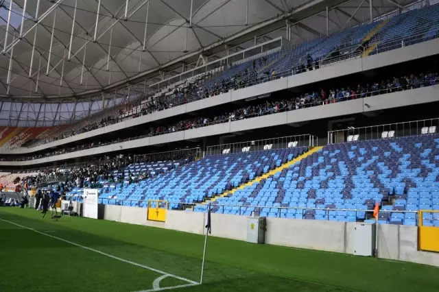 Adana Demirspor maçındaki seyirci sosyal medyada gündem oldu Adana Demirspor maçındaki seyirci sosyal medyada gündem oldu