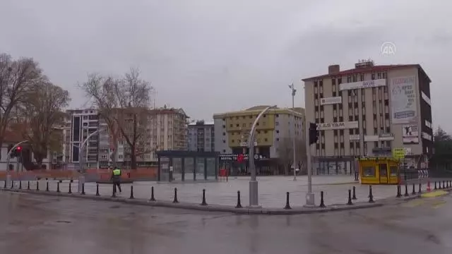 AFYONKARAHİSAR - Cadde ve sokaklarda sessizlik hakim AFYONKARAHİSAR - Cadde ve sokaklarda sessizlik hakim