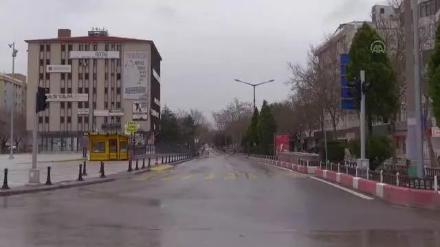 AFYONKARAHİSAR - Cadde ve sokaklarda sessizlik hakim AFYONKARAHİSAR - Cadde ve sokaklarda sessizlik hakim