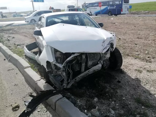 İki otomobil çarpıştı, araçlar hurdaya döndü! 9 kişi yaralı