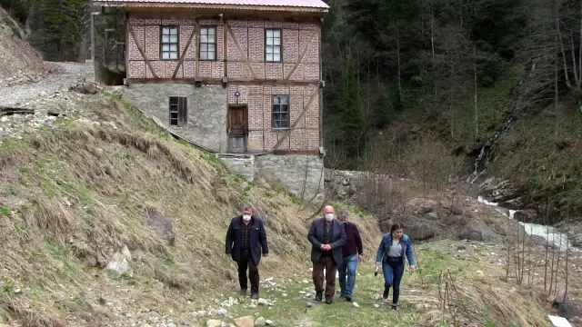 Artvin'de kaderine terk edilmiş tarihi kaplıca ilgi bekliyor