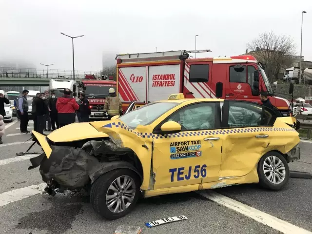 Ataşehir'de taksilerin karıştığı zincirleme kaza: 3 yaralı Ataşehir'de taksilerin karıştığı zincirleme kaza: 3 yaralı