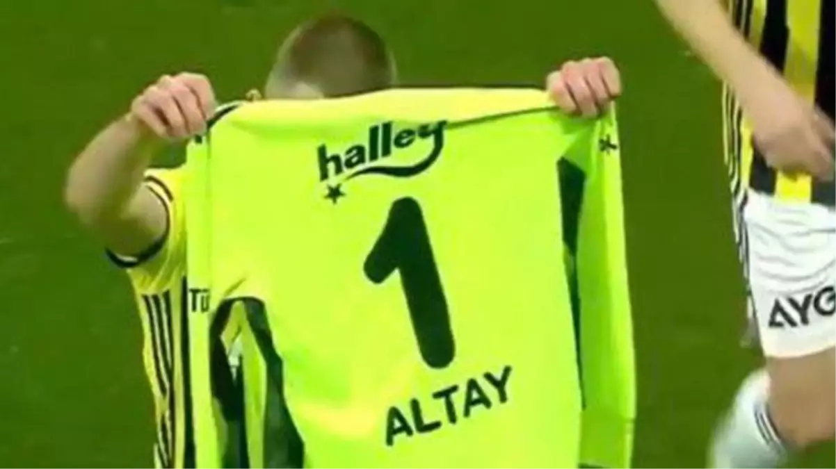 Szalai golü atar atmaz Altay'ın formasına koştu ve arkadaşına mesaj yolladı