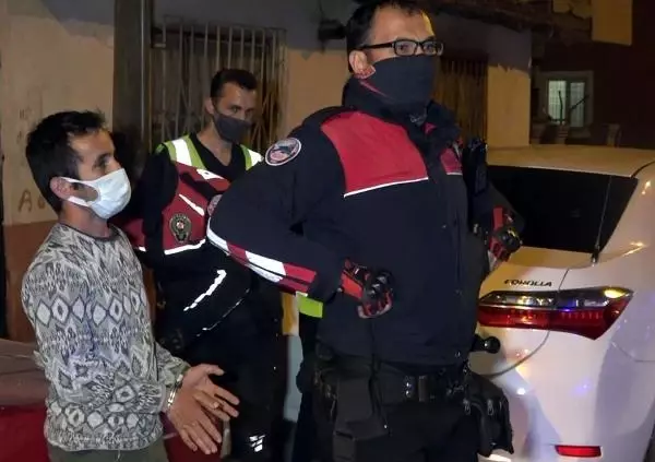 'DUR' İHTARINA UYMAYIP KAÇAN 4 KİŞİDEN İKİSİ YAKALANDI 'DUR' İHTARINA UYMAYIP KAÇAN 4 KİŞİDEN İKİSİ YAKALANDI