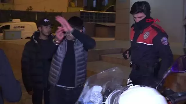 'Dur' ihtarına uymayıp kaçan 4 kişiden ikisi yakalandı 'Dur' ihtarına uymayıp kaçan 4 kişiden ikisi yakalandı