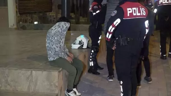'Dur' ihtarına uymayıp kaçan 4 kişiden ikisi yakalandı 'Dur' ihtarına uymayıp kaçan 4 kişiden ikisi yakalandı