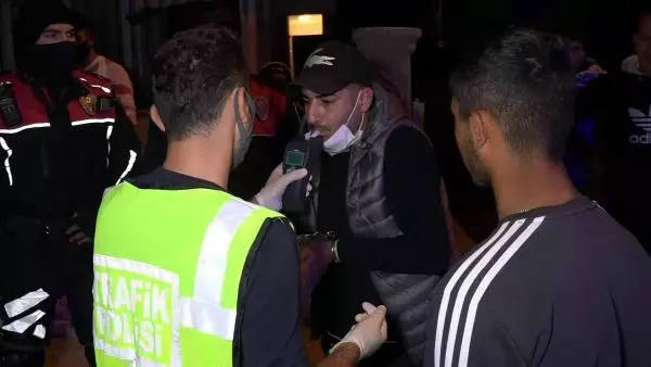 'Dur' ihtarına uymayıp kaçan 4 kişiden ikisi yakalandı 'Dur' ihtarına uymayıp kaçan 4 kişiden ikisi yakalandı