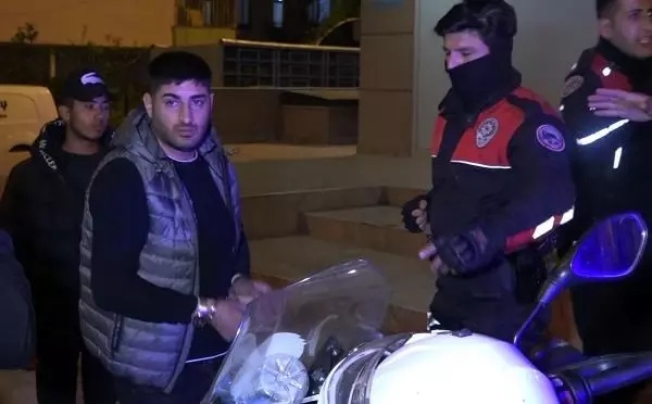'Dur' ihtarına uymayıp kaçan 4 kişiden ikisi yakalandı 'Dur' ihtarına uymayıp kaçan 4 kişiden ikisi yakalandı