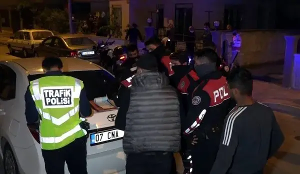 'Dur' ihtarına uymayıp kaçan 4 kişiden ikisi yakalandı 'Dur' ihtarına uymayıp kaçan 4 kişiden ikisi yakalandı