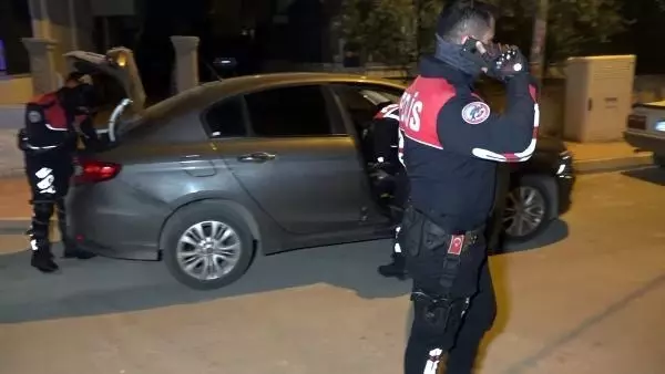 'Dur' ihtarına uymayıp kaçan 4 kişiden ikisi yakalandı 'Dur' ihtarına uymayıp kaçan 4 kişiden ikisi yakalandı