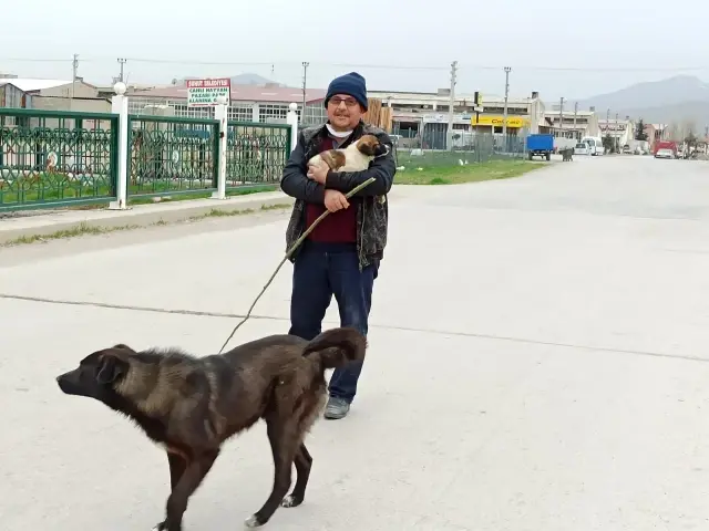 Ekmek almaya giderken sesini duyduğu köpeği düştüğü yerden kurtardı Ekmek almaya giderken sesini duyduğu köpeği düştüğü yerden kurtardı