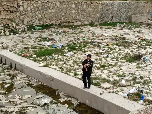 Ekmek almaya giderken sesini duyduğu köpeği düştüğü yerden kurtardı Ekmek almaya giderken sesini duyduğu köpeği düştüğü yerden kurtardı