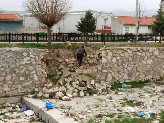 Ekmek almaya giderken sesini duyduğu köpeği düştüğü yerden kurtardı Ekmek almaya giderken sesini duyduğu köpeği düştüğü yerden kurtardı