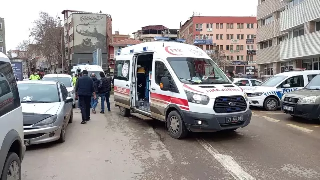 Son dakika haberleri... KIRIKKALE - Polis merkezi önündeki bıçaklı kavgada polis, bekçi ve 2 kişi yaralandı Son dakika haberleri... KIRIKKALE - Polis merkezi önündeki bıçaklı kavgada polis, bekçi ve 2 kişi yaralandı