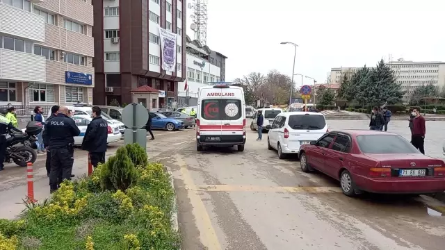 Son dakika haberleri... KIRIKKALE - Polis merkezi önündeki bıçaklı kavgada polis, bekçi ve 2 kişi yaralandı Son dakika haberleri... KIRIKKALE - Polis merkezi önündeki bıçaklı kavgada polis, bekçi ve 2 kişi yaralandı