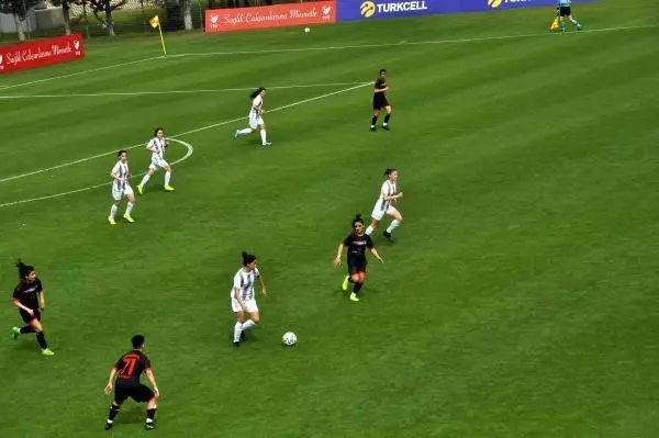 Ereğli Belediyespor, ilk maçında Kocaeli Futbol Kulübü'nü 2-1 yendi Ereğli Belediyespor, ilk maçında Kocaeli Futbol Kulübü'nü 2-1 yendi