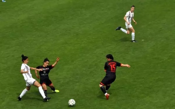 Ereğli Belediyespor, ilk maçında Kocaeli Futbol Kulübü'nü 2-1 yendi Ereğli Belediyespor, ilk maçında Kocaeli Futbol Kulübü'nü 2-1 yendi