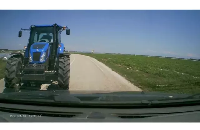 Karşı yönden gelen traktör aracını biçti, kaza sonrası öldüresiye dayak yedi Karşı yönden gelen traktör aracını biçti, kaza sonrası öldüresiye dayak yedi