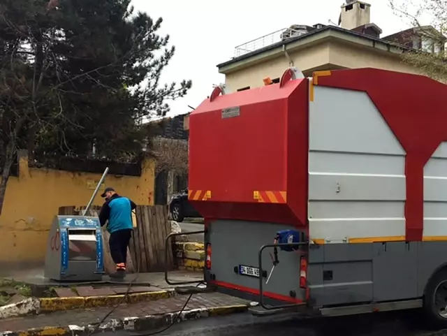 Eyüpsultan'da yollar yıkandı, bina girişleri, çöp konteynerleri dezenfekte edildi Eyüpsultan'da yollar yıkandı, bina girişleri, çöp konteynerleri dezenfekte edildi