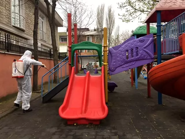 Eyüpsultan'da yollar yıkandı, bina girişleri, çöp konteynerleri dezenfekte edildi Eyüpsultan'da yollar yıkandı, bina girişleri, çöp konteynerleri dezenfekte edildi