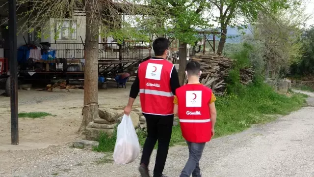 Gençlerin iyilik hareketi yaşlıların hayır duaları ile karşılandı Gençlerin iyilik hareketi yaşlıların hayır duaları ile karşılandı