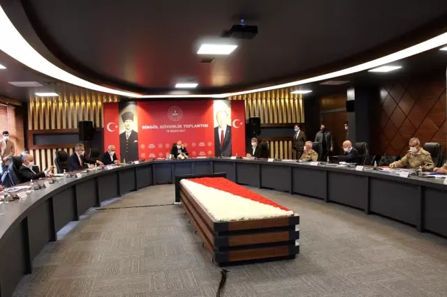 İçişleri Bakanı Süleyman Soylu Bingöl'de güvenlik toplantısına katıldı İçişleri Bakanı Süleyman Soylu Bingöl'de güvenlik toplantısına katıldı
