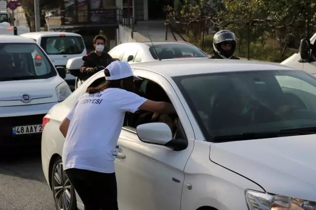 İftara yetişemeyenlere kumanya dağıtıldı İftara yetişemeyenlere kumanya dağıtıldı