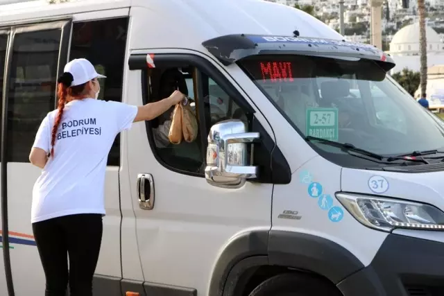 İftara yetişemeyenlere kumanya dağıtıldı İftara yetişemeyenlere kumanya dağıtıldı