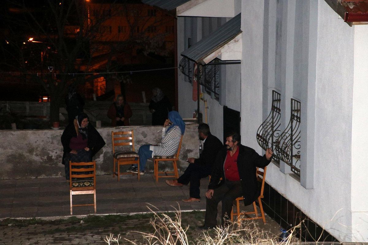 İftar öncesi yemek için tartıştığı eşini bıçaklayarak öldürdü