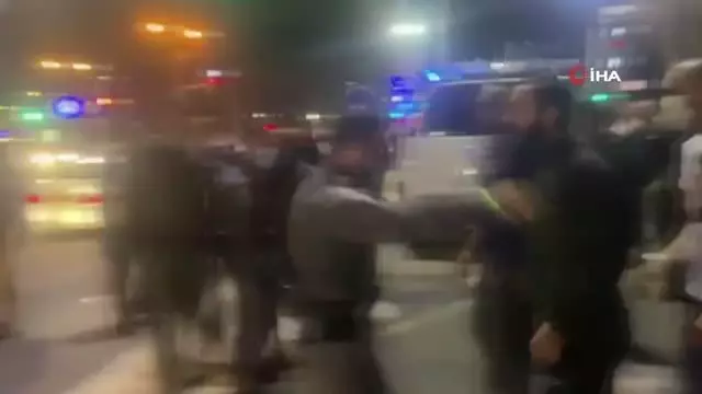 İsrail güçleri, Mescid-i Aksa'da ibadet edenlere saldırmaya devam ediyor: 4 yaralı İsrail güçleri, Mescid-i Aksa'da ibadet edenlere saldırmaya devam ediyor: 4 yaralı