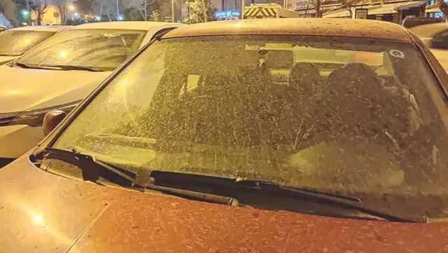 İstanbullulara pazar sürprizi! Çamur yağışı araçları bu hale getirdi İstanbullulara pazar sürprizi! Çamur yağışı araçları bu hale getirdi