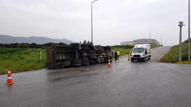 Yağmur kazaları beraberinde getirdi, kontrolden çıkan tanker yola devrildi