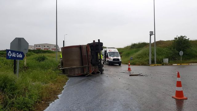 Yağmur kazaları beraberinde getirdi, kontrolden çıkan tanker yola devrildi