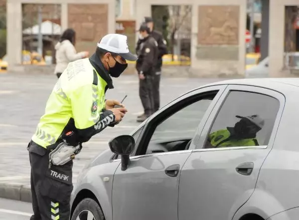 Kayseri sokaklarında 'kısıtlama' sessizliği Kayseri sokaklarında 'kısıtlama' sessizliği
