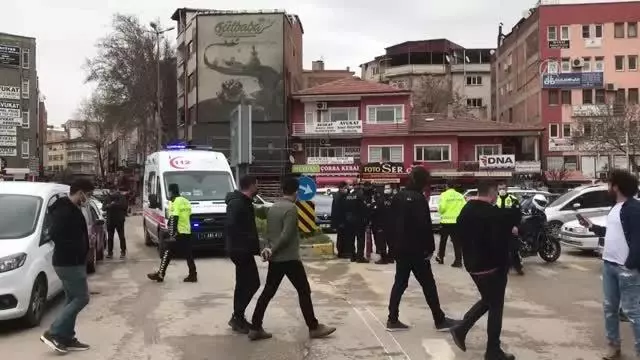 Son dakika haberleri... KIRIKKALE - Polis merkezi önündeki bıçaklı kavgada polis, bekçi ve 2 kişi yaralandı Son dakika haberleri... KIRIKKALE - Polis merkezi önündeki bıçaklı kavgada polis, bekçi ve 2 kişi yaralandı