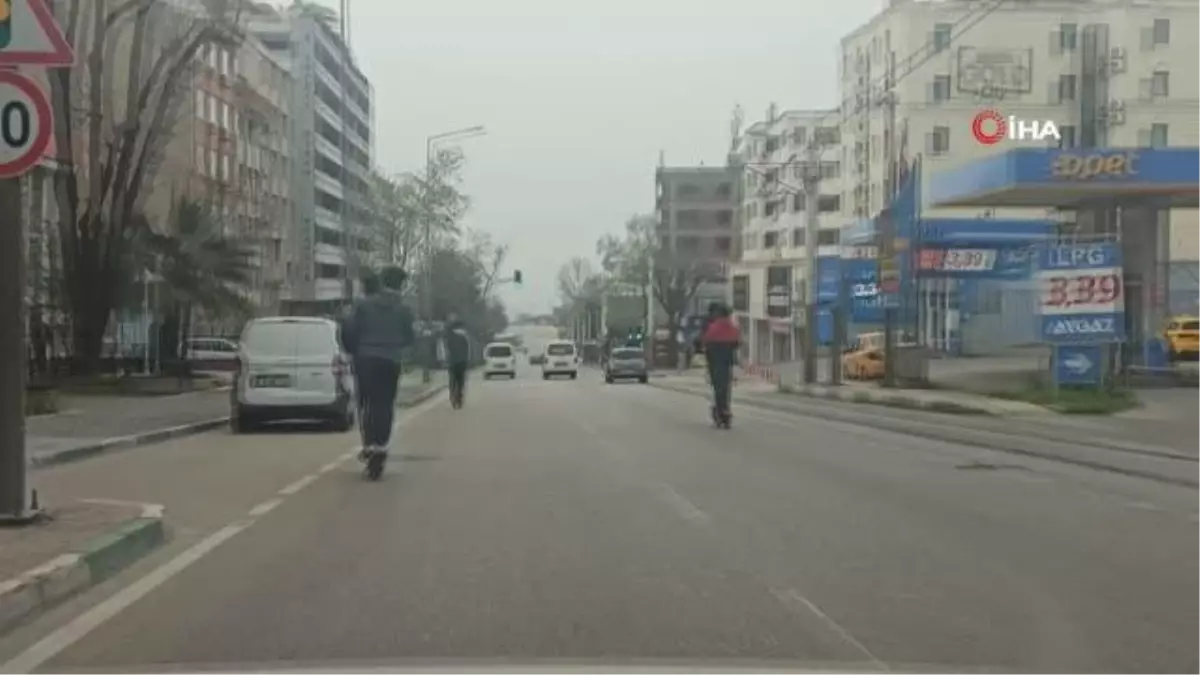 Kısıtlamayı scooter ile deldiler.. 'Bize kısıtlama yok, polis bizi yakalayana kadar biz kaçarız'