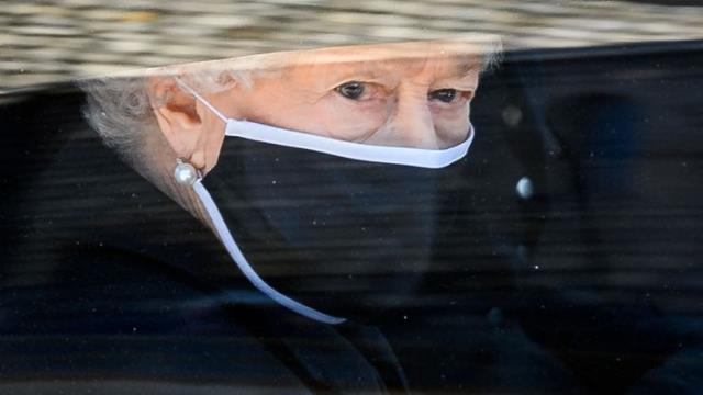 Kraliçe Elizabeth'in cenaze töreninde elinden bir an olsun düşürmediği çantanın sırrı çözüldü