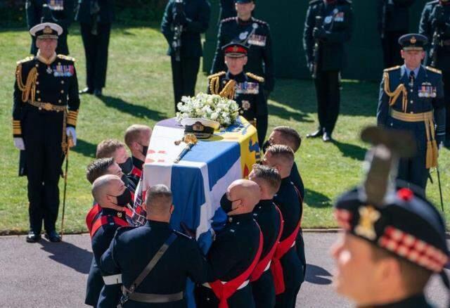 Kraliçe Elizabeth'in cenaze töreninde elinden bir an olsun düşürmediği çantanın sırrı çözüldü Kraliçe Elizabeth'in cenaze töreninde elinden bir an olsun düşürmediği çantanın sırrı çözüldü