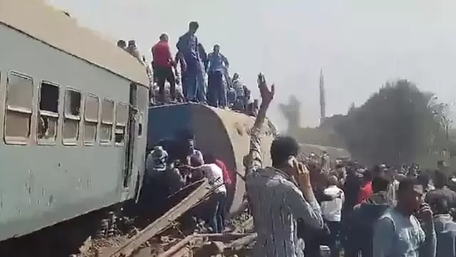 Mısır'da trenin raydan çıkarak devrilmesi sonucunda 8 kişi öldü, 100'den fazla kişi yaralandı Mısır'da trenin raydan çıkarak devrilmesi sonucunda 8 kişi öldü, 100'den fazla kişi yaralandı