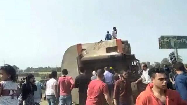 Mısır'da trenin raydan çıkarak devrilmesi sonucunda 100'den fazla kişi yaralandı Mısır'da trenin raydan çıkarak devrilmesi sonucunda 100'den fazla kişi yaralandı