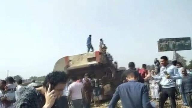 Mısır'da trenin raydan çıkarak devrilmesi sonucunda 100'den fazla kişi yaralandı Mısır'da trenin raydan çıkarak devrilmesi sonucunda 100'den fazla kişi yaralandı