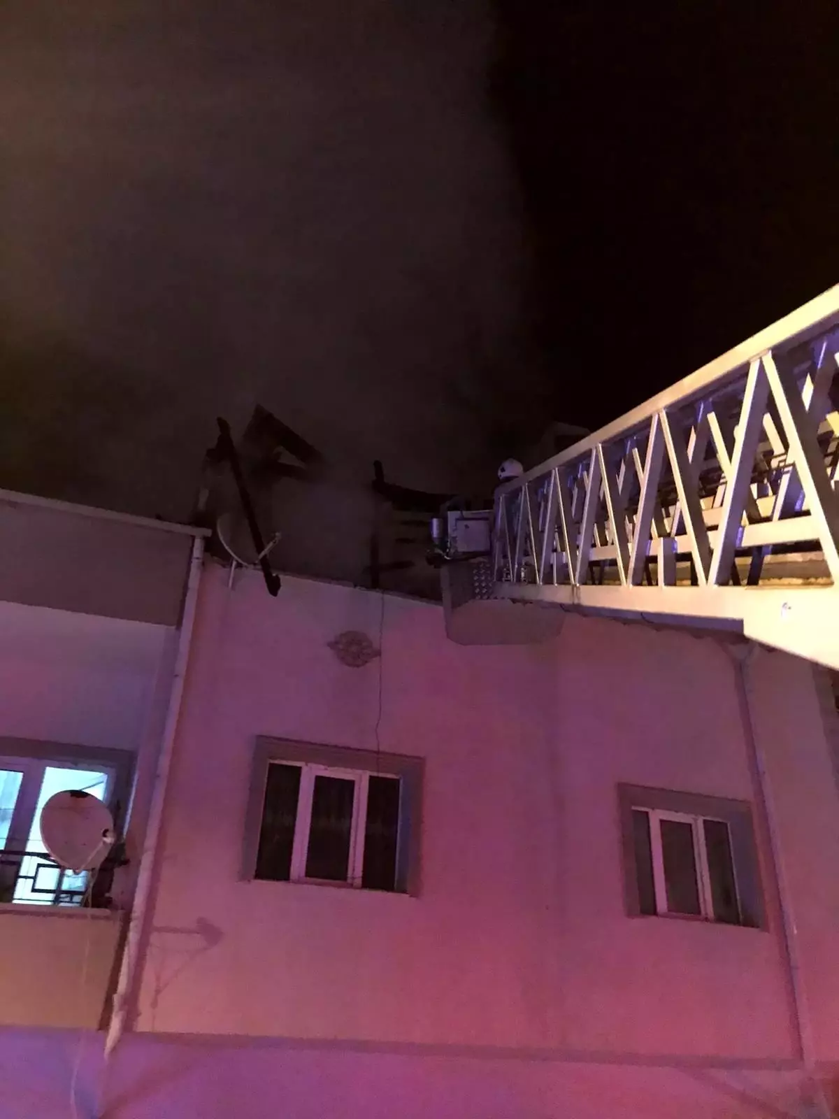 Nevşehir'de çatı yangını korkuttu