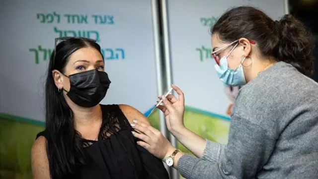 Nüfusunun yarısından fazlasına ikinci doz aşı uygulayan İsrail'de açık alanlarda maske takma zorunluluğu kaldırıldı Nüfusunun yarısından fazlasına ikinci doz aşı uygulayan İsrail'de açık alanlarda maske takma zorunluluğu kaldırıldı