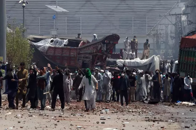 Pakistan'da protestoların bilançosu artıyor! Polis ateş açtı: 3 ölü, 50 yaralı Pakistan'da protestoların bilançosu artıyor! Polis ateş açtı: 3 ölü, 50 yaralı