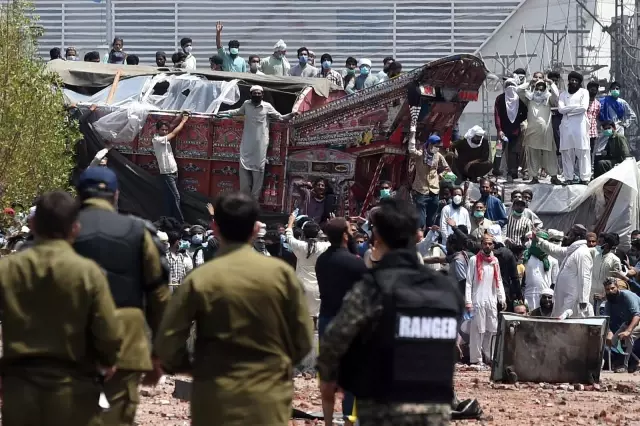 Pakistan'da protestoların bilançosu artıyor! Polis ateş açtı: 3 ölü, 50 yaralı Pakistan'da protestoların bilançosu artıyor! Polis ateş açtı: 3 ölü, 50 yaralı