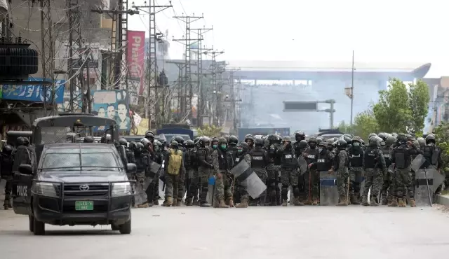 Pakistan'da protestoların bilançosu artıyor! Polis ateş açtı: 3 ölü, 50 yaralı Pakistan'da protestoların bilançosu artıyor! Polis ateş açtı: 3 ölü, 50 yaralı