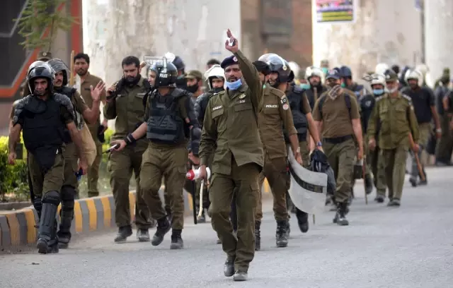 Pakistan'da protestoların bilançosu artıyor! Polis ateş açtı: 3 ölü, 50 yaralı Pakistan'da protestoların bilançosu artıyor! Polis ateş açtı: 3 ölü, 50 yaralı