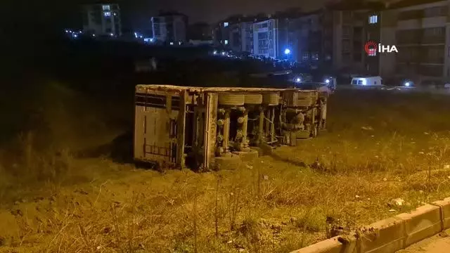 Park halindeki tırın frenleri boşalınca boş araziye devrildi Park halindeki tırın frenleri boşalınca boş araziye devrildi